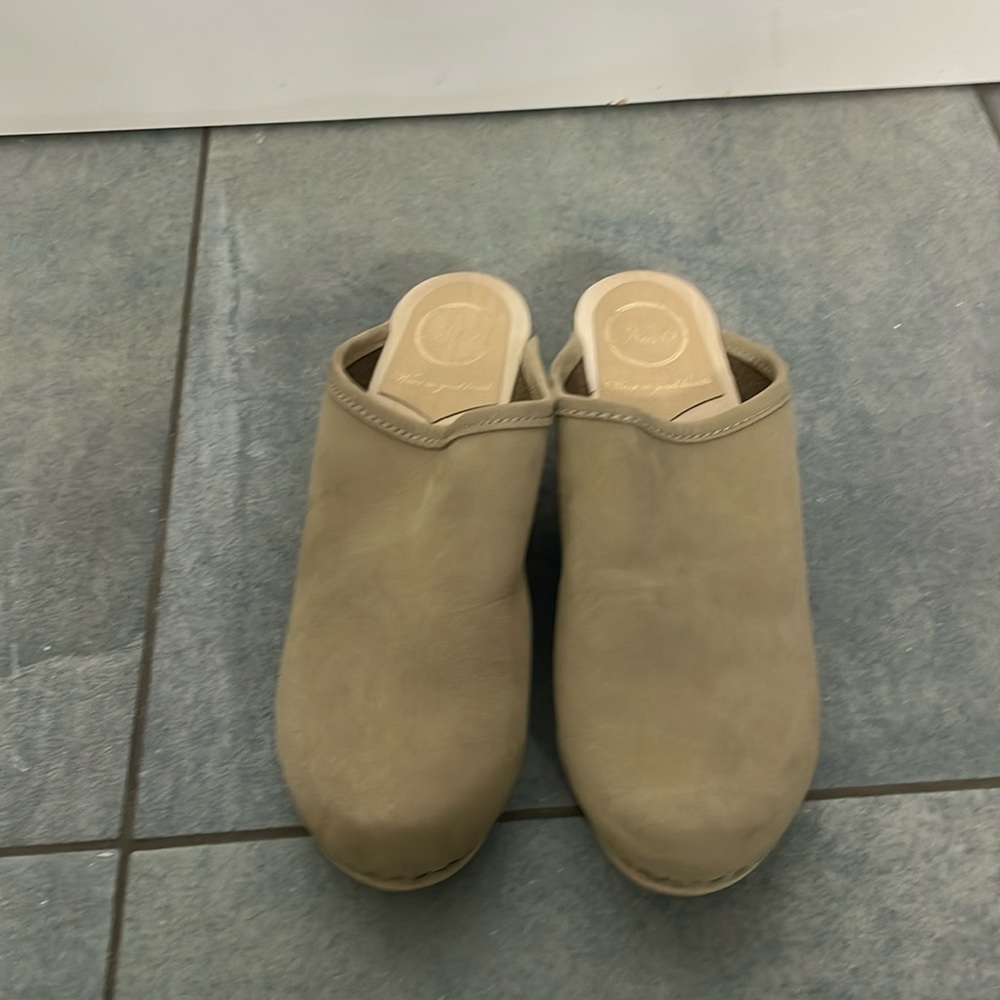 No 6 Grey Clog